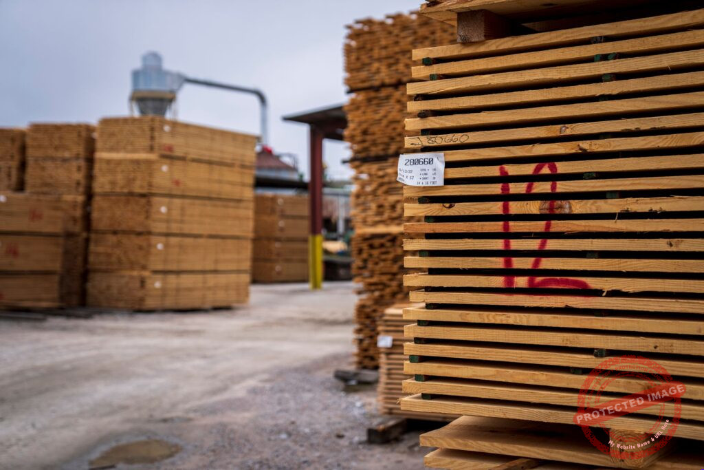 Palettenstapel Holz (pexels.com, Mark Stebnicki)